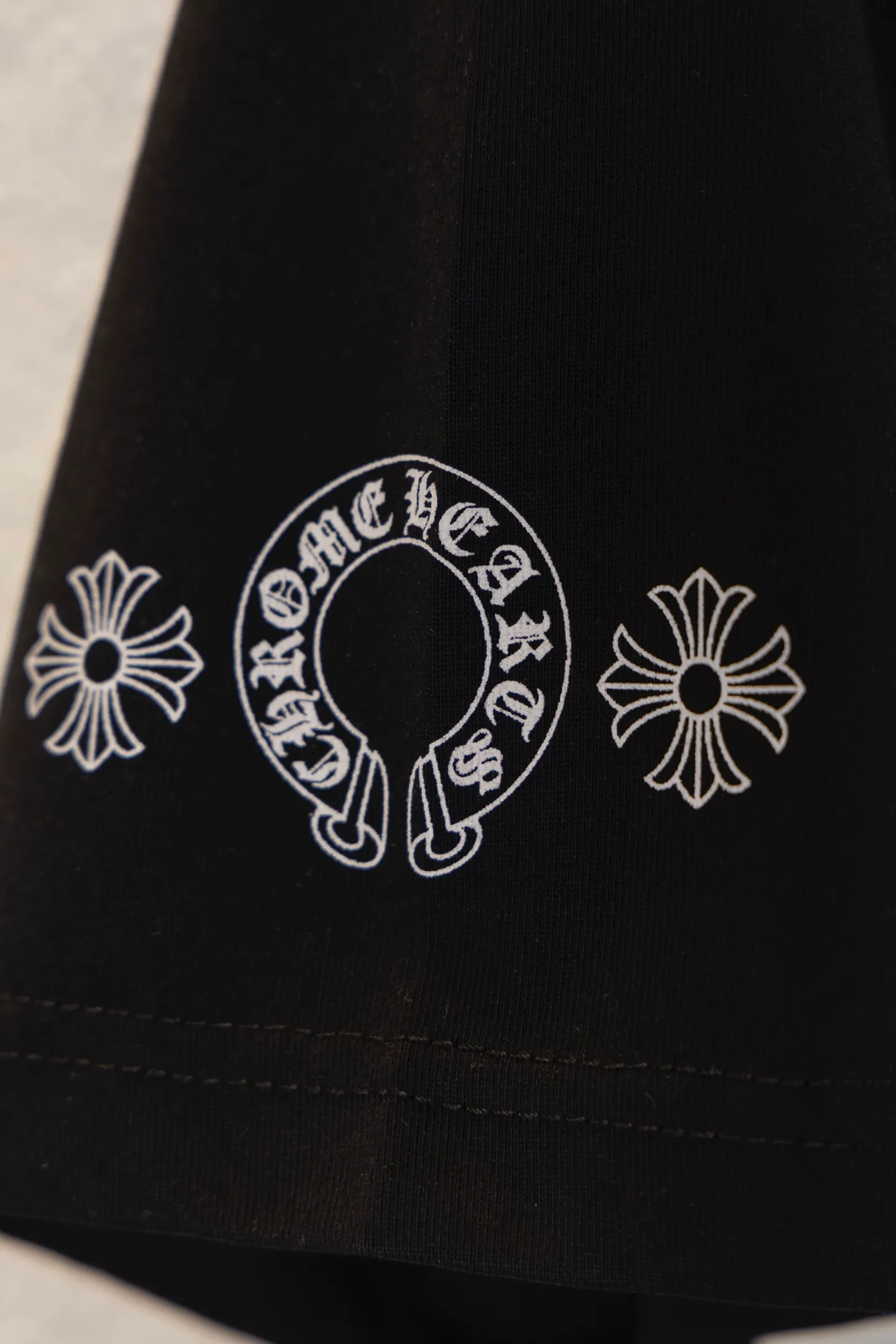 🅿️190 top version model number k8047 CH Kejia Sanskrit cross heavy industry foam printed T-shirt! Every one of Crow's products is really unique. Every piece has a back view. This leather label design is really cool. The leather label and silver jewelry design make the whole dress the icing on the cake. The texture of the whole short-sleeved piece is really amazing. It is made of 260g pure cotton fabric! 100% authentic to the official version, with all the details. All cuffs, shoulder seams, armholes, and necklines are all double-needle crimping. This is the rigorous craftsmanship that big brands should have. Details determine quality. The original washed tag packaging is full of style! The whole piece adopts three-needle and five-thread technology (neckline-shoulder seam-sleeve seam-double-pressed thread, which looks more three-dimensional and textured) and has the same craftsmanship as the original original, with a classic version, small dropped shoulders, and a micro silhouette! Color: Black White Size: XS-L